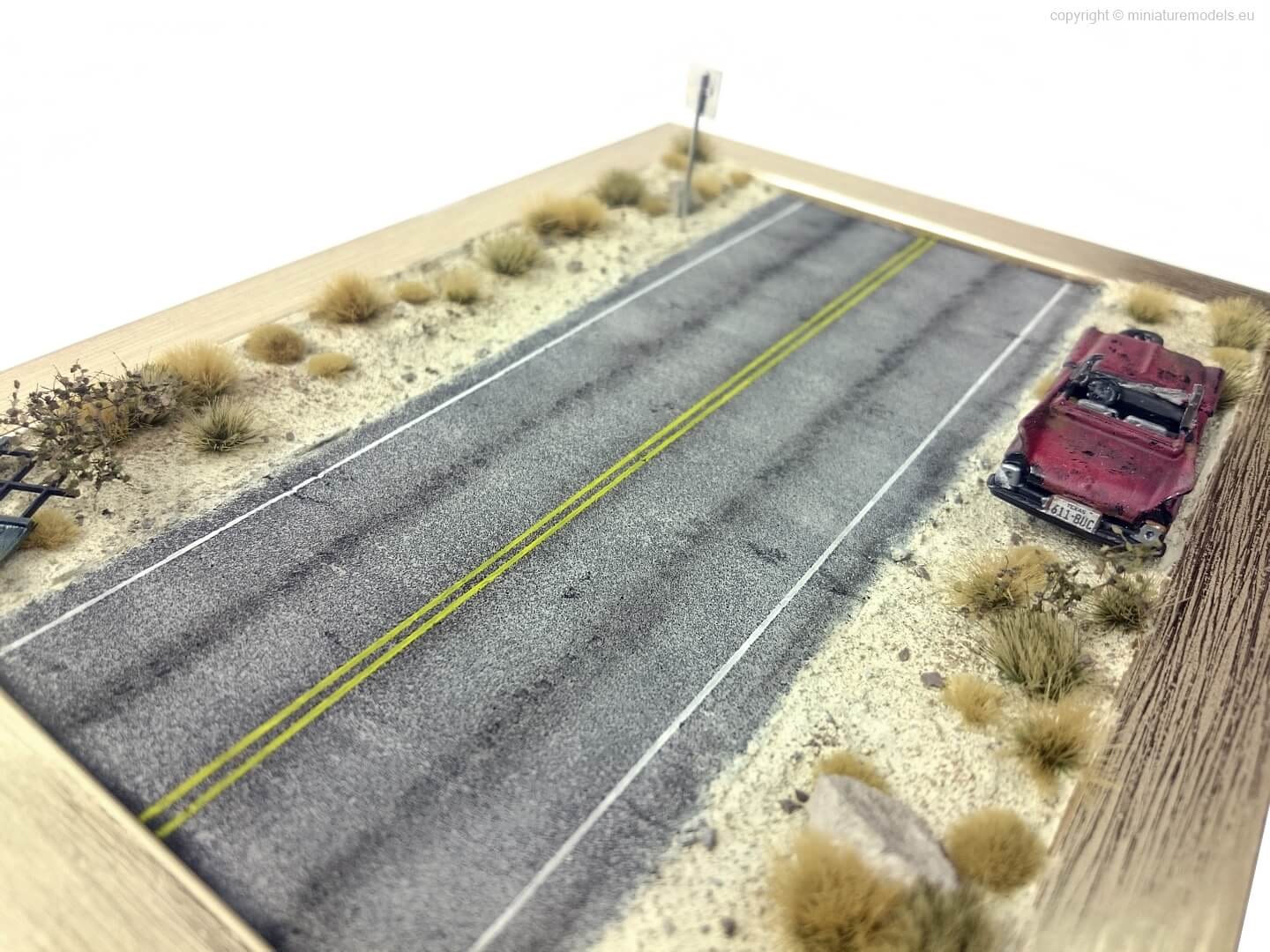Road with wrecked car H0 diorama