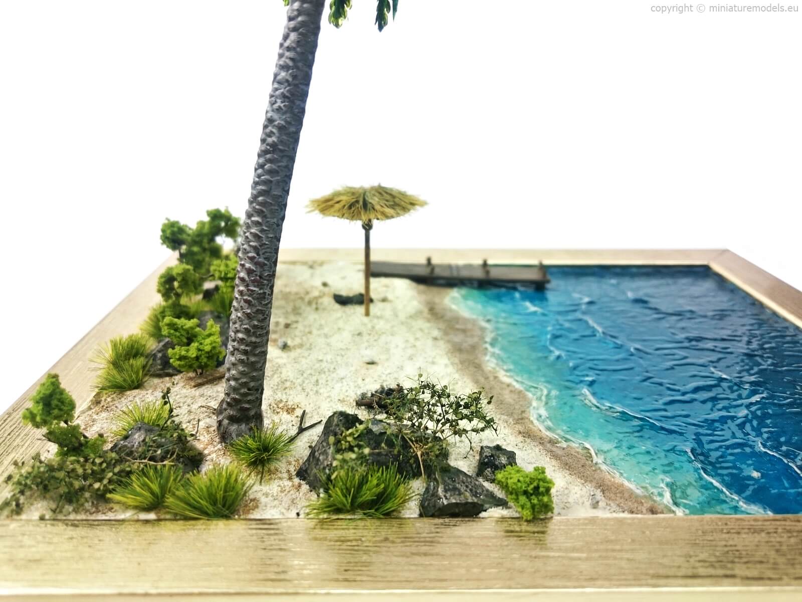 Exotic plants on the beach - H0 diorama